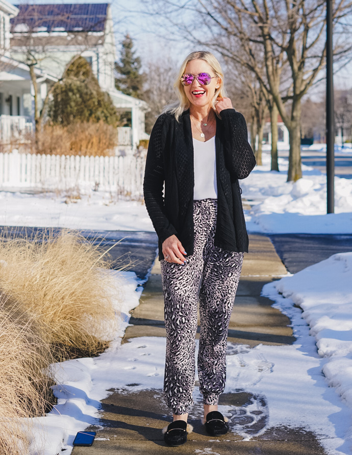 casual jogger pants outfit winter - By Lauren M
