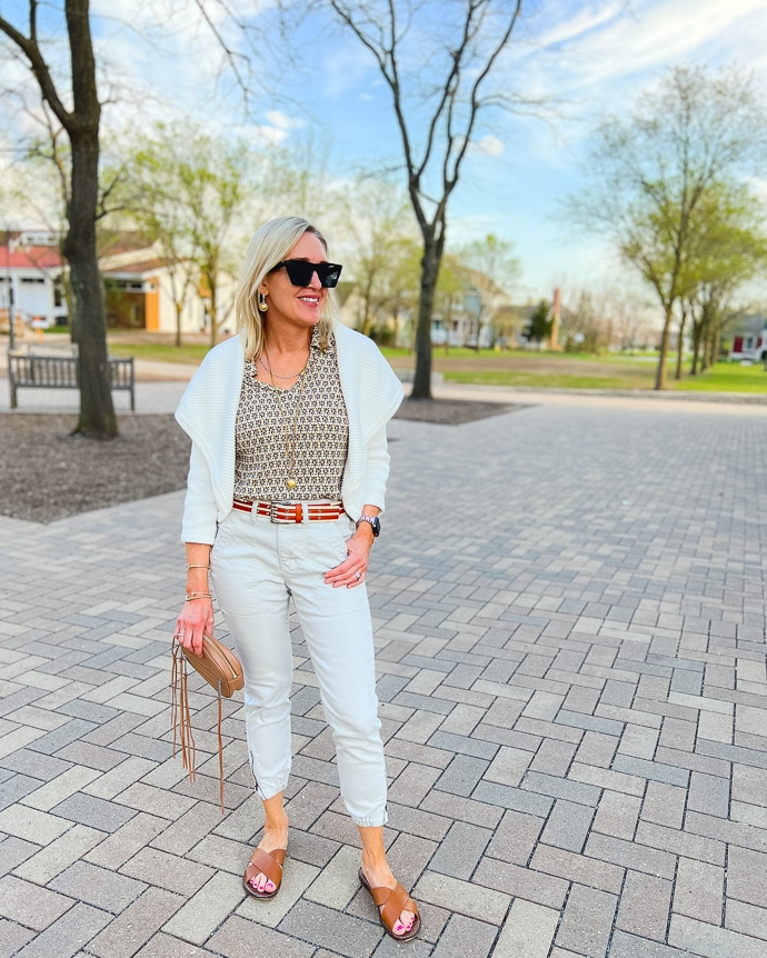 15 Casual Outfits Ideas With Joggers Over 50